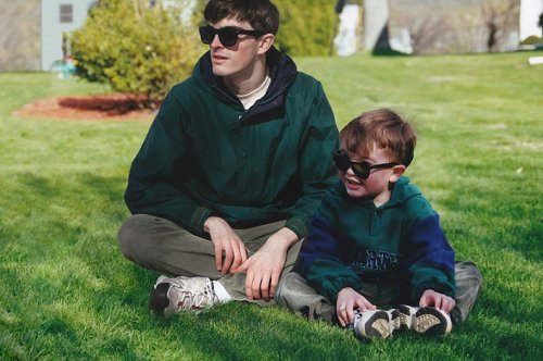 This Guy Photoshops Himself Into Childhood Pics To Hang Out With His Childhood Self